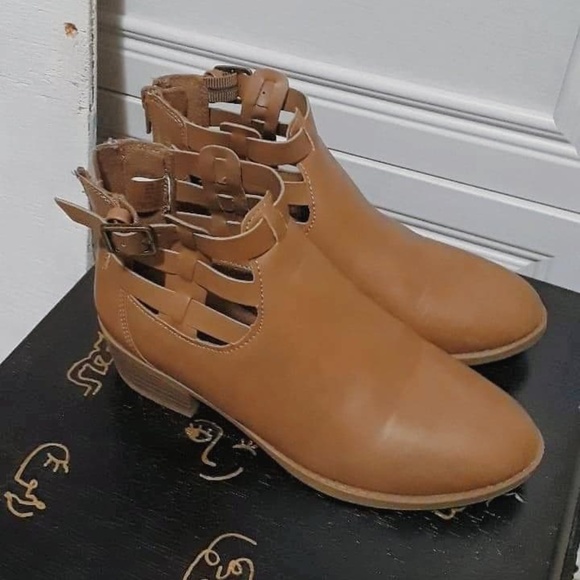 American Eagle Tan Reckless Booties Girls Size 2 - Picture 10 of 10